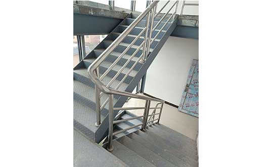 室内钢结构楼梯的详细做法-毅源建筑